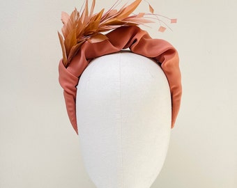 Roest veren hoofdband fascinator, Caramel cooper blush statement ruffle hoofdband, zendspoel, kroon, bruiloft, races, festival, UK gemaakt