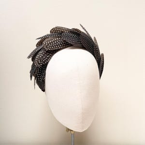 Tocado de plumas de faisán para carreras de Ascot, para invitadas de boda