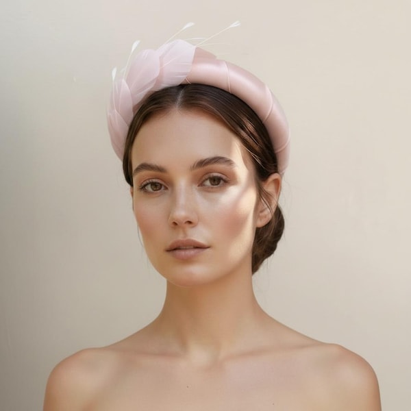 Tocado de plumas rosa pálido, elegante diadema de halo de seda pura para bodas y carreras de Ascot.