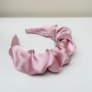 Bibi pour serre-tête à volants rose foncé, serre-tête en satin de soie rose foncé pour femme, course, fête, invité d&#39;un mariage, accessoire d&#39;occasion