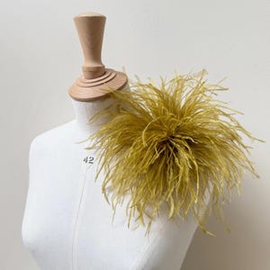 Broche de plumas de avestruz color chartreuse dorado, prendedor de ramillete hecho a mano