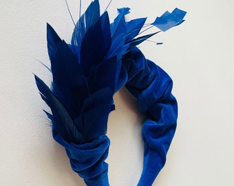 Serre-tête plumes en velours bleu royal, fascinateur à volants cobalt, couronne de luxe, serre-tête minimaliste, invité de mariage, festival, tenues de fête