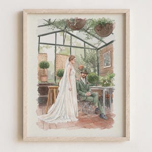Op de afbeelding: Een aquarelillustratie in een lichthouten lijst met een persoon in een witte kanten trouwjurk met sluier, staand naast een persoon in een groen pak en hoed zittend op een stoel in een glazen kas met hangplanten.