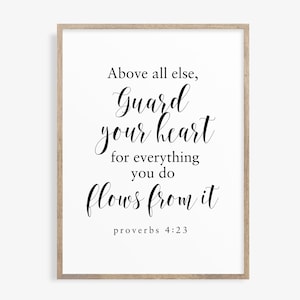 以下が含まれることがあります： 心に気を配ることを説く、白黒の印刷可能な壁掛けアートプリント。引用文は「Above all else, Guard your heart for everything you do flows from it.」箴言4:23に由来する。