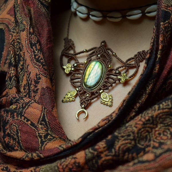 Collier micro-macrame avec Labradorite et details en Laiton. Boho, Gypsy, Tribal, Goddess