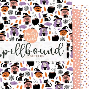 Puede incluir: Un fondo blanco con un patrón repetido de brujas, gatos negros, calderos, calabazas, velas y telarañas. El texto "Spellbound Sisters" está en el centro de la imagen. El texto "Maeby Wild" está en un círculo de color melocotón por encima del texto "Spellbound Sisters".