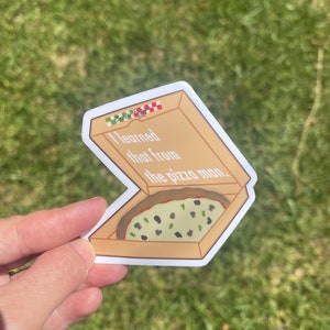 Puede incluir: Una pegatina de una caja de pizza con el texto "&iexcl;Aprend&iacute; eso del pizzero!" y una pizza dentro de la caja.