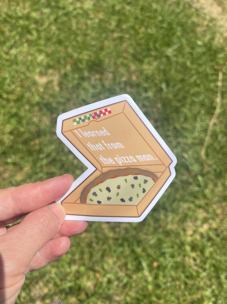 Puede incluir: Una pegatina de una caja de pizza con el texto "&iexcl;Aprend&iacute; eso del pizzero!" y una pizza dentro de la caja.