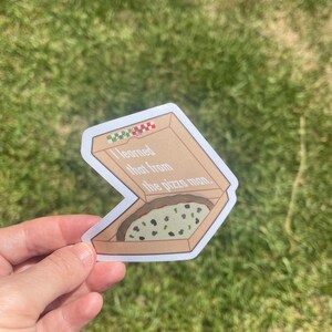 Puede incluir: Una pegatina de una caja de pizza con una rebanada de pizza dentro. El texto en la pegatina dice "Eso lo aprend&iacute; del pizzero."