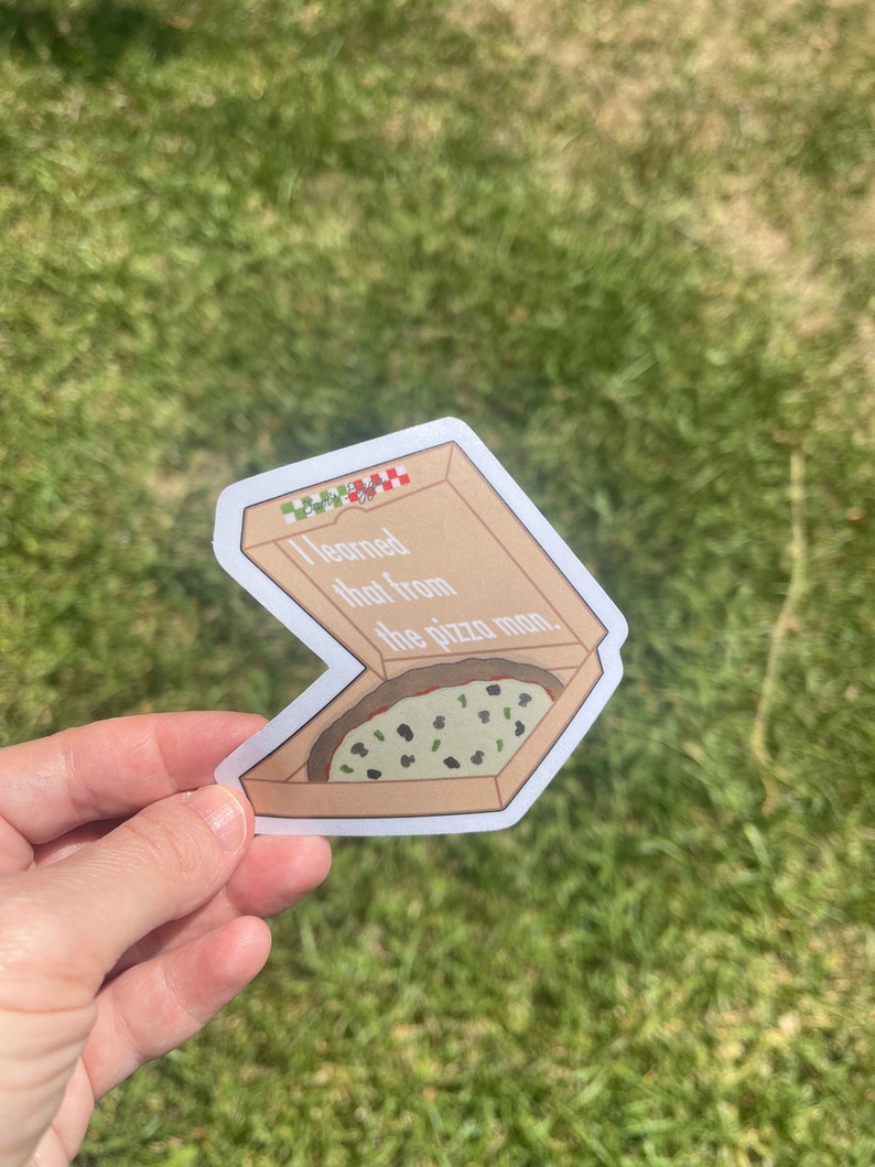 Puede incluir: Una pegatina de una caja de pizza con una rebanada de pizza dentro. El texto en la pegatina dice "Eso lo aprend&iacute; del pizzero."