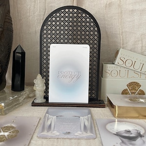 Porte-cartes en arche en imitation rotin | Présentoir noir pour tarots et cartes Oracle | Décoration d'autel | Rituel Quotidien | Parures spirituelles | Décoration bohème moderne