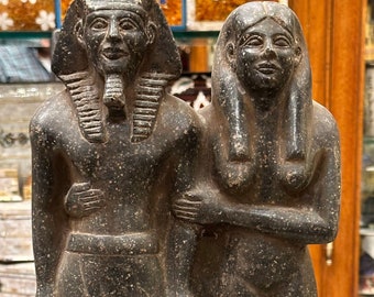 Réplica del rey egipcio Menkaure con su esposa. Estatua de granito negro hecha a mano. Antigüedades egipcias. Mitología y arqueología.