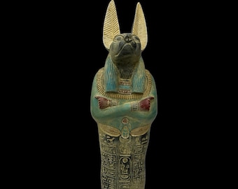 ツタンカーメンのミイラ化過程における黒と金のエジプト神アヌビス像