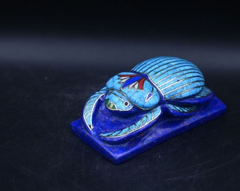 小さな珍しいエジプトのスカラベのお守りのセット。カブトムシのライト