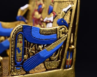 ツタンカーメン王の玉座のレプリカ：エジプトのポリストーン像、黄金の
