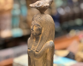 Statua della dea Serket, scultura della mitologia egizia antica