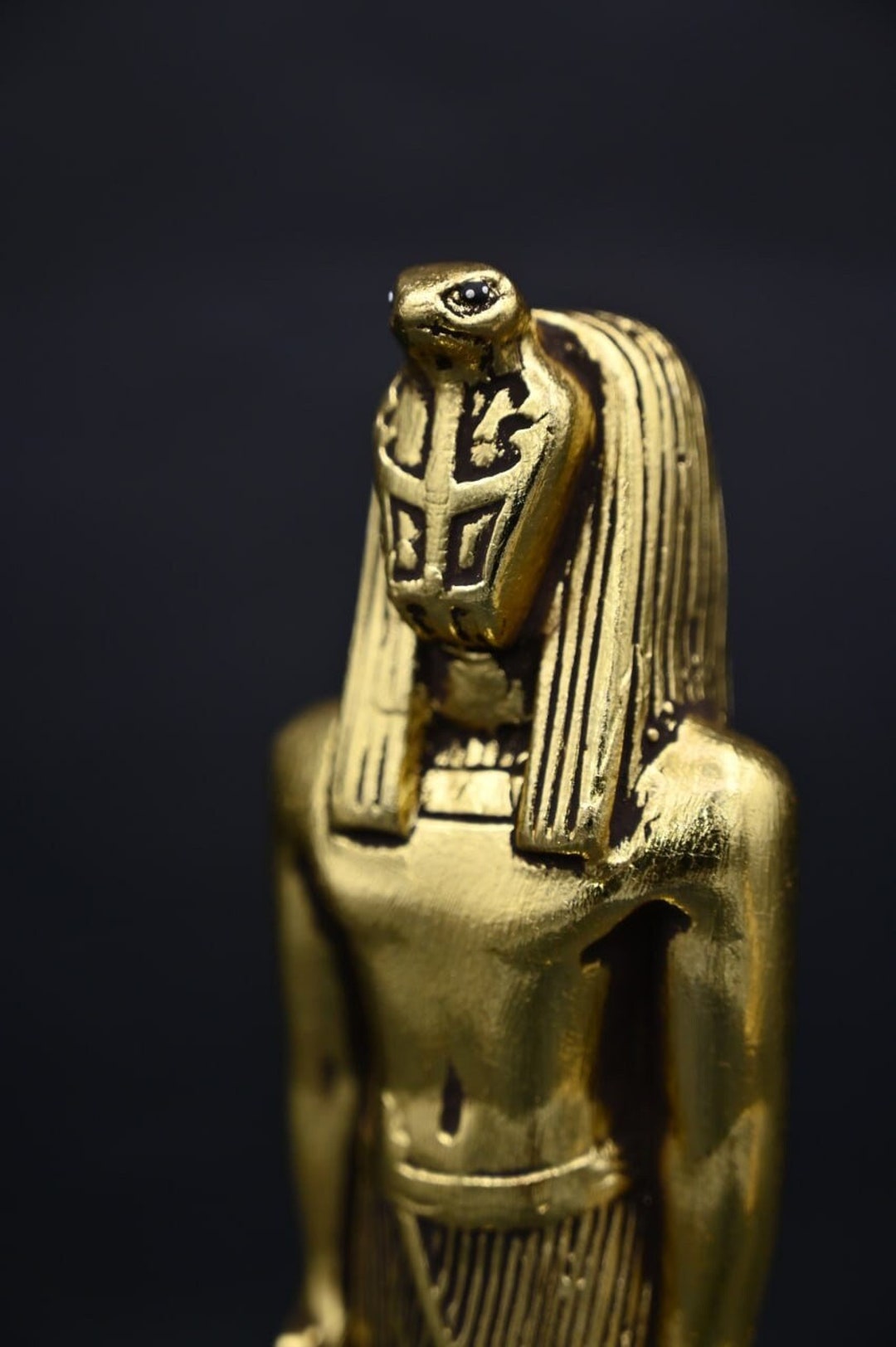 金箔で装飾されたワジェト・ウラエウス像、エジプト神話 - Etsy 日本