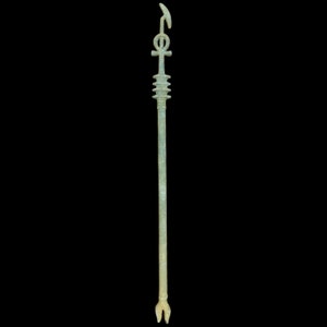 K&ouml;nnte beinhalten: Ein langer, d&uuml;nner Bronzestab mit einem dekorativen Kopf, der ein Ankh-Symbol und einen gebogenen Haken zeigt. Der Stab hat eine Reihe kleiner, erhabener Ringe entlang seiner L&auml;nge.