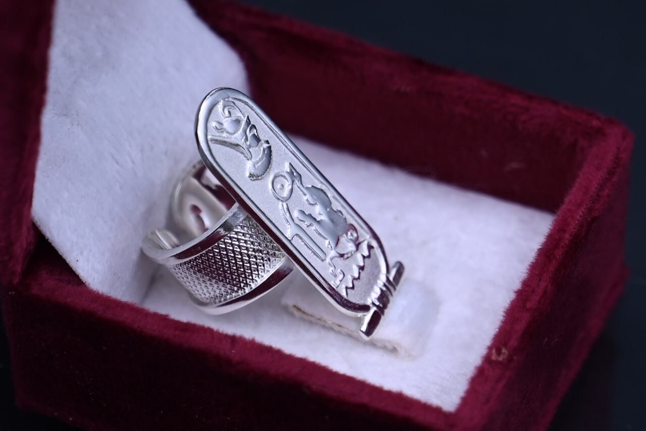 Anillo de Tutankamón Anillo del antiguo Egipto Un anillo con