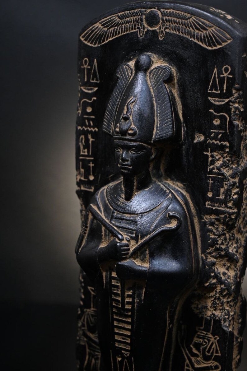 Puede incluir: Estatua de piedra negra de un fara&oacute;n egipcio con un tocado tradicional con jerogl&iacute;ficos tallados en la superficie.
