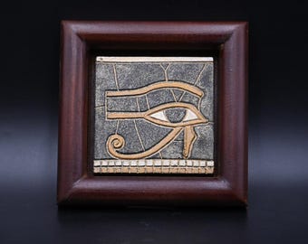 エジプト・ファイアンス　ホルスの目の額装 ホルスの目の石のレリーフ：古代エジプトの精神的な装飾 - Etsy 日本