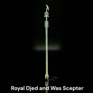 Handcrafted royal scepter combining the Djed and Was symbols, made of antique-finished copper with a chained design. The piece measures 50 cm and reflects ancient Egyptian royal iconography.