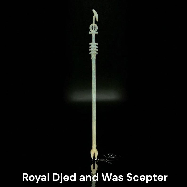 Handcrafted royal scepter combining the Djed and Was symbols, made of antique-finished copper with a chained design. The piece measures 50 cm and reflects ancient Egyptian royal iconography.