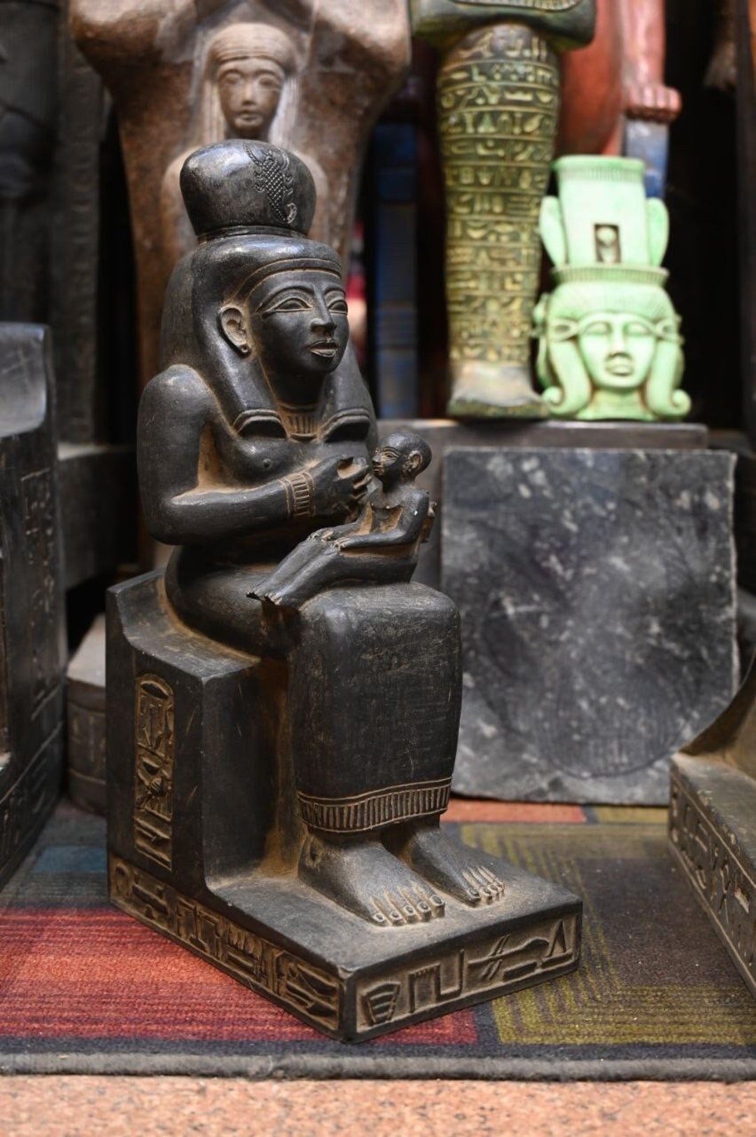 古代エジプトの女神イシスがホルスに授乳している様子。ビンテージ