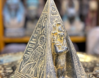 Pirámide egipcia de piedra negra: monumento artesanal de Horus