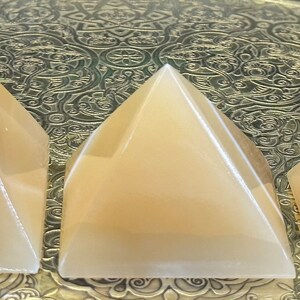 Alabaster pyramid - Etsy 日本