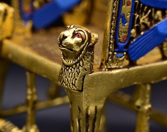 ツタンカーメン王の玉座のレプリカ：エジプトのポリストーン像、黄金の