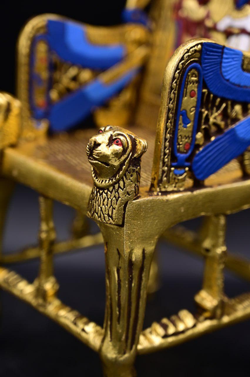 ツタンカーメン王の玉座のレプリカ：エジプトのポリストーン像、黄金の