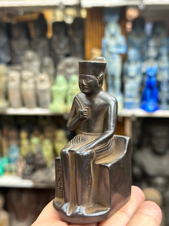 クフ王像：エジプトのファラオの彫刻、黒地の遺物 - Etsy 日本