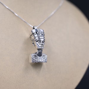 The poweful Nefertiti amulet, Queen Nefertiti statuette, Amulet of Nefertiti