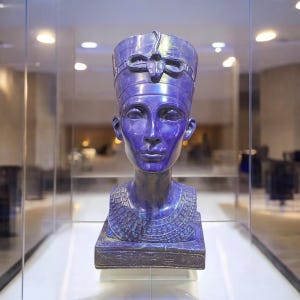 The powerful head of Nefertiti, Queen Nefertiti statuette Egyptian Queen Replica Handmade Replica Rare Vintage Antiques BC