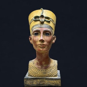 The powerful head of Nefertiti, Queen Nefertiti statuette Egyptian Queen Replica Handmade Replica Rare Vintage Antiques BC