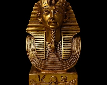 ツタンカーメン王像のレプリカ：古代エジプトのファラオの彫刻