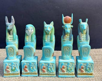 Colección de estatuas de dioses de la mitología egipcia: Anubis, Bastet, Hathor y Horus.