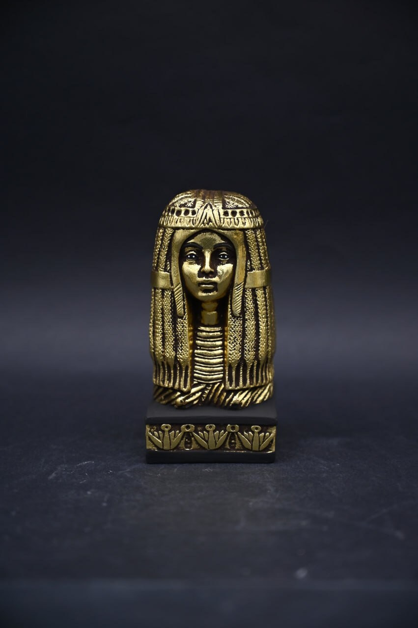 Hermosa estatua de Tuya, reina de Egipto. Antigüedades egipcias, mitología, artesanía, esculturas, piezas únicas.