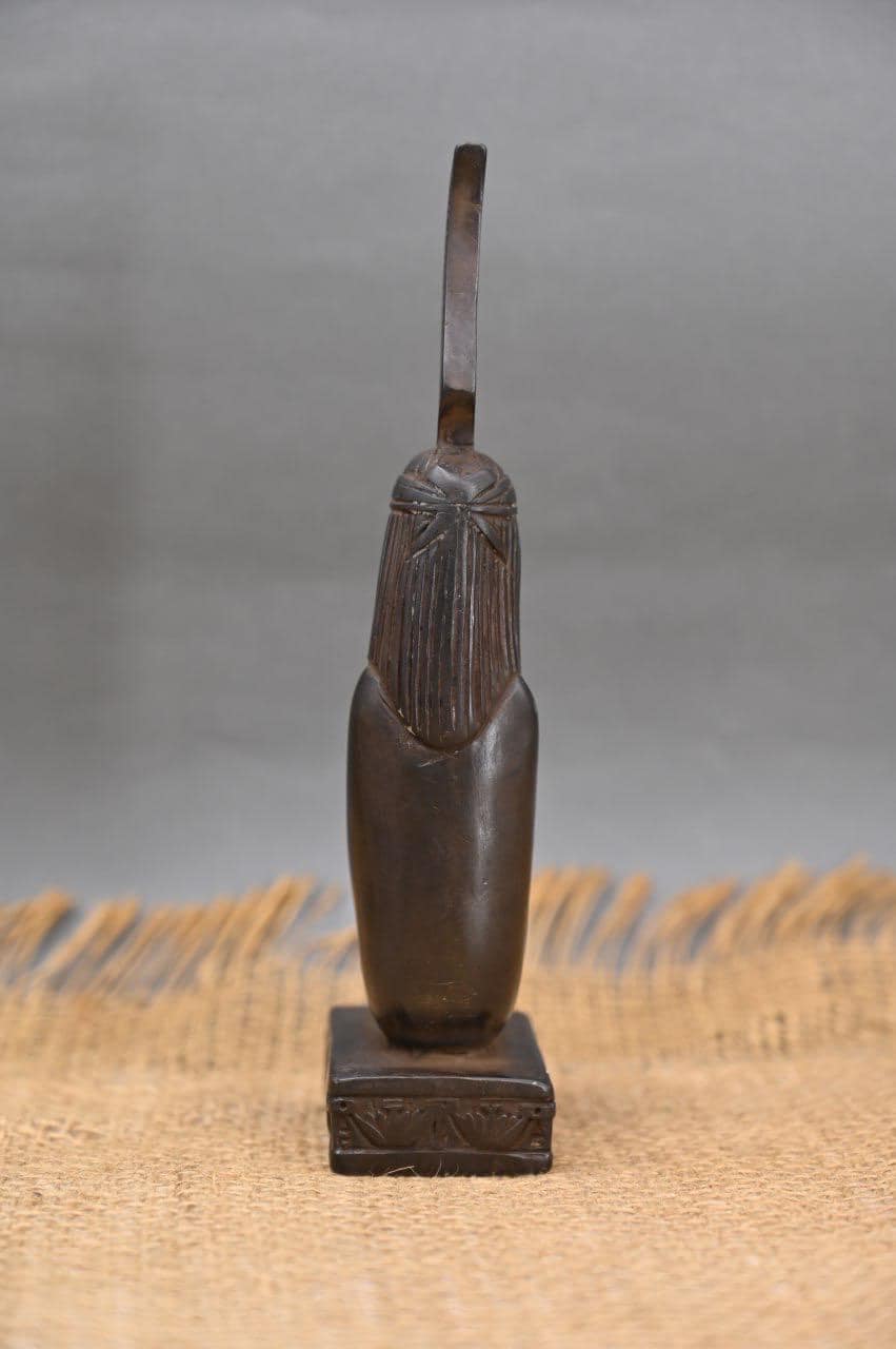 マアトの石像 – 古代エジプト神話における真実、正義、均衡の女神