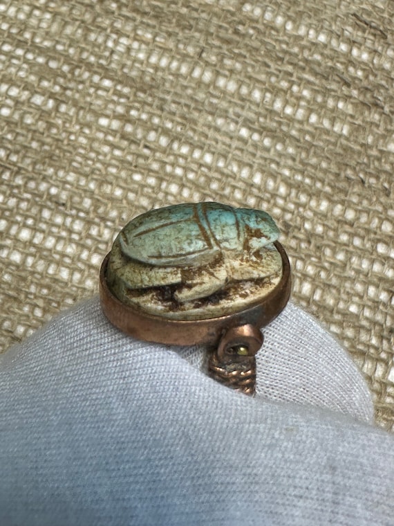 Bague scarabée ancienne sale