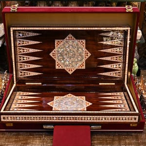 Juego de backgammon egipcio artesanal: incrustaciones de concha y piezas de metal.