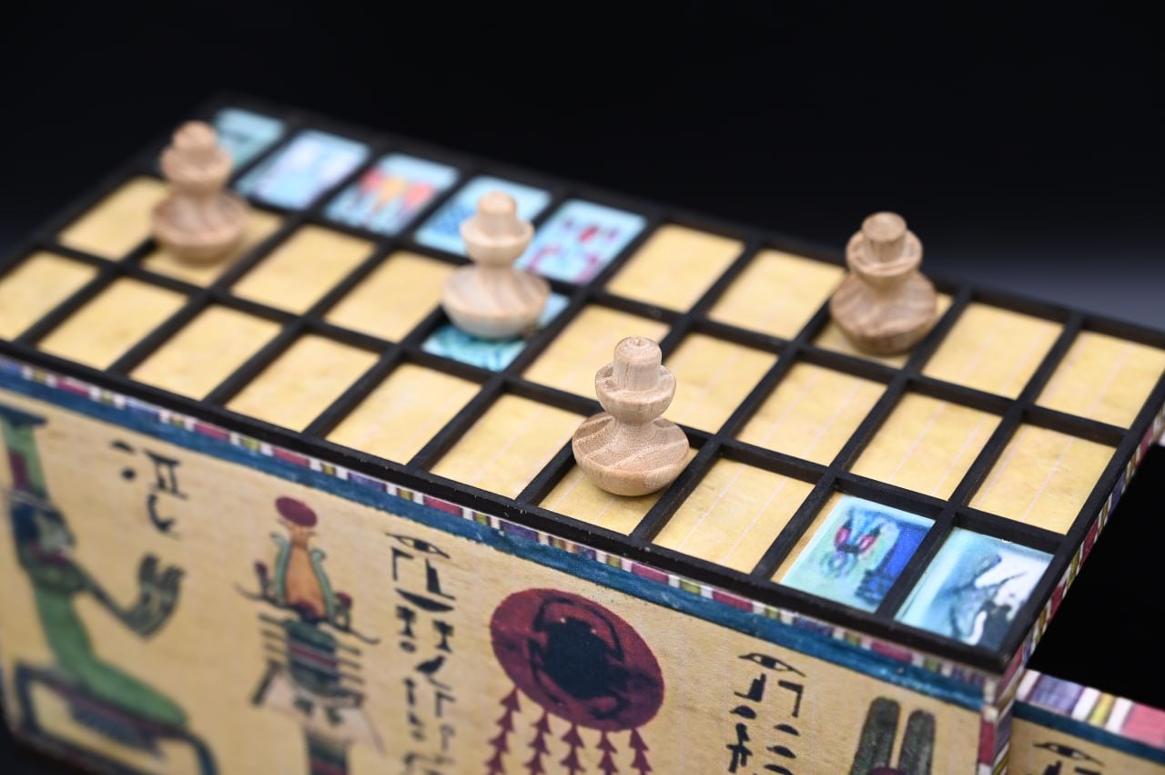 セネトゲーム - 古代エジプトのゲーム - エジプトのセネトゲームボード