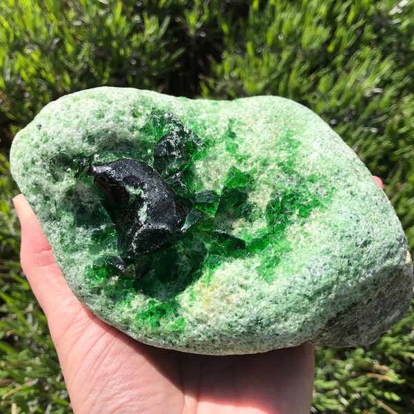 Emerald Green Sea Glass, Raw Gem Stone like Chunky Beach Glass , Set of 1 , 1240 g XXL Geode Like