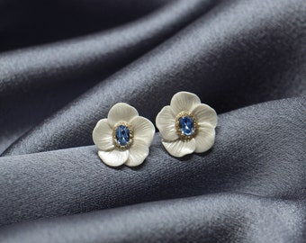 White Flower Earrings, Bridal Earrings, Swarovski Stone Earrings, Floral Earrings