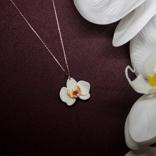 Collier fait main en argent sterling plaqué or rose et fleur d'orchidée blanche en argile polymère