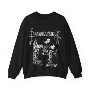 Puede incluir: Sudadera negra con un estampado gráfico blanco de una banda llamada "GRAYSAMEN". El gráfico presenta a una persona con un atuendo negro, rostro blanco y fondo blanco.