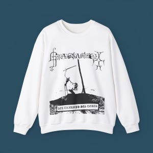 Puede incluir: Sudadera blanca de manga larga con un estampado gráfico negro de un esqueleto sosteniendo una espada y el texto "GRAYSANCTUARY" y "DER TRIUMPH DES TODES".