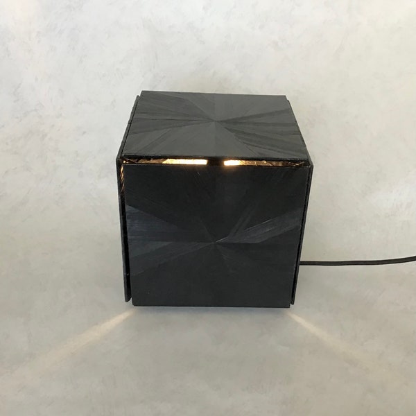 Cube lumineux en marqueterie de paille noire