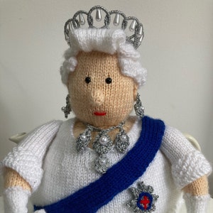 Queen Elizabeth II Tea Cosy Knitting Pattern image 1